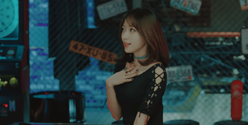 Hani khoe cơ bụng, đẹp ma mị trong MV mới với "hội chị em" - Ảnh 4