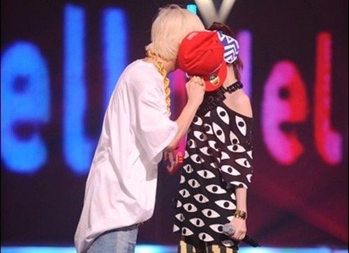 Xôn xao với đoạn clip G-Dragon bảo vệ và hôn Dara trước đám đông - Ảnh 4