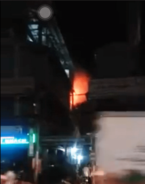 Căn nhà trên phố nhậu TP.HCM phát hỏa, dân hốt hoảng tháo chạy - Ảnh 1