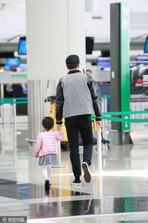 Lưu Khải Uy và con gái ra sân bay tiễn Dương Mịch cực tình cảm - Ảnh 7
