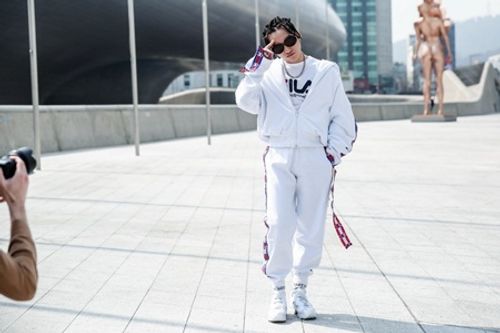 Sơn Tùng M-TP diện cây hàng hiệu, tết tóc cực ngầu dự Seoul Fashion Week - Ảnh 1