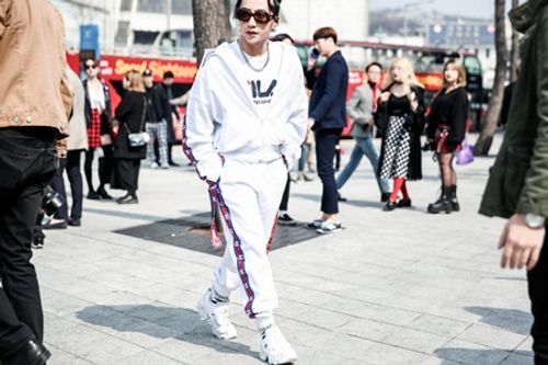 Sơn Tùng M-TP diện cây hàng hiệu, tết tóc cực ngầu dự Seoul Fashion Week - Ảnh 3