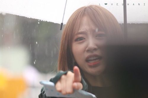 Phản ứng không thể ngờ của Hani (EXID) khi thấy fan đứng chờ dưới trời mưa - Ảnh 3