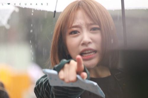 Phản ứng không thể ngờ của Hani (EXID) khi thấy fan đứng chờ dưới trời mưa - Ảnh 4