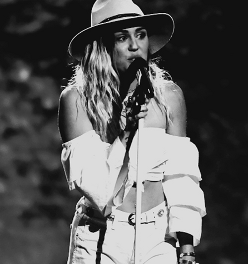 Miley Cyrus bật khóc khi trình diễn tại Billboard Music Awards 2017 - Ảnh 3