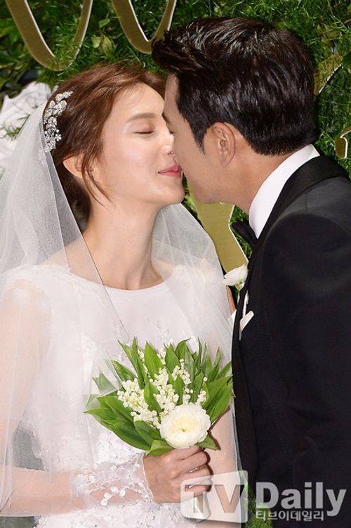 Joo Sang Wook và Cha Ye Ryun rạng rỡ hạnh phúc trong ngày cưới - Ảnh 2