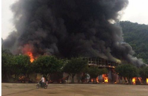 Chợ Tân Thanh cháy lớn, hơn 1.000 người tham gia cứu hộ - Ảnh 1