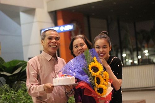Gia đình Giang Hồng Ngọc mừng sinh nhật mẹ ở sân bay - Ảnh 4