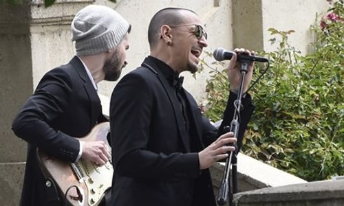 Ca sĩ chính của nhóm nhạc nổi tiếng Linkin Park tự tử - Ảnh 2
