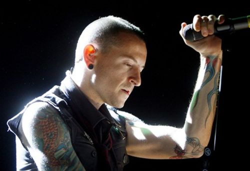 Ca sĩ chính của nhóm nhạc nổi tiếng Linkin Park tự tử - Ảnh 1