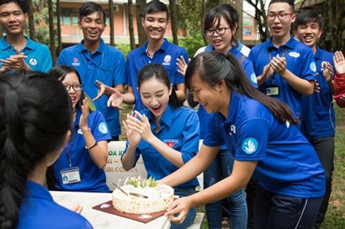 Á hậu Hà Thu đón sinh nhật bất ngờ cùng sinh viên tình nguyện - Ảnh 2