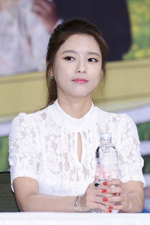Gần 40 tuổi, nữ diễn viên xứ Hàn gây sốc khi vào vai nữ sinh cấp 3 cực ngọt - Ảnh 9