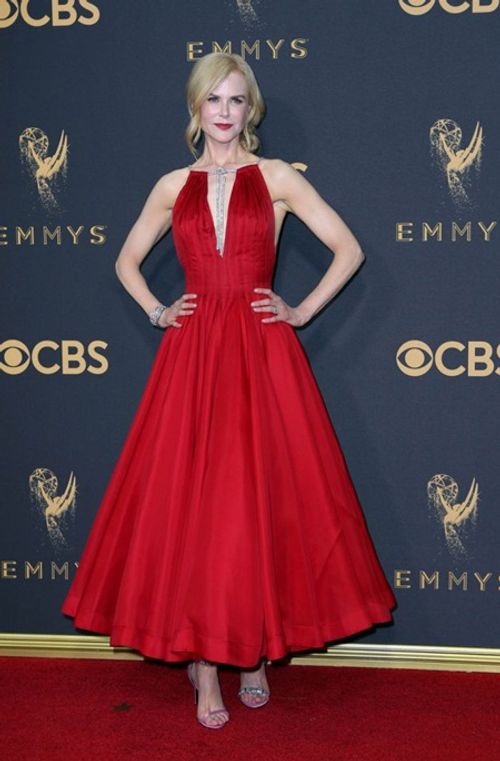 Dàn sao Hollywood lộng lẫy tỏa sáng trên thảm đỏ Emmy 2017 - Ảnh 2