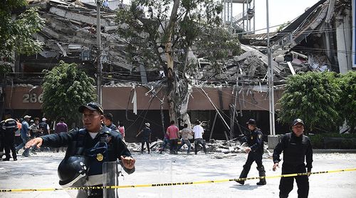 Hiện trường hỗn loạn sau trận động đất kinh hoàng tại Mexico - Ảnh 10