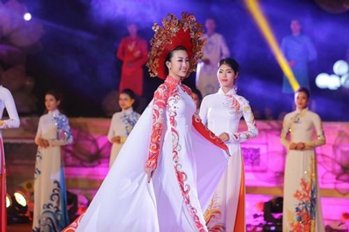 Hoa hậu Đỗ Mỹ Linh làm vedette giữa dàn chân dài tại Festival Huế 2018 - Ảnh 5