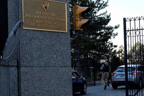 Mỹ trục xuất 35 nhà ngoại giao Nga, chính thức áp đặt lệnh trừng phạt mới - Ảnh 1