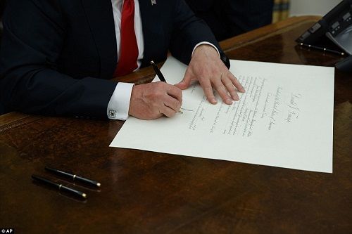 Tổng thống Donald Trump ký sắc lệnh đầu tiên, bãi bỏ di sản của ông Obama - Ảnh 1