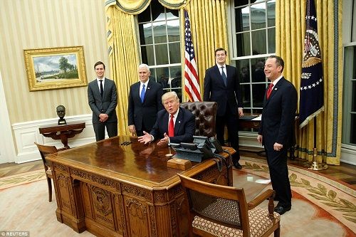 Tổng thống Donald Trump ký sắc lệnh đầu tiên, bãi bỏ di sản của ông Obama - Ảnh 2