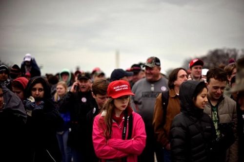 Chiếc mũ đỏ gây sốc tại lễ nhậm chức của Donald Trump có nguồn gốc từ Việt Nam? - Ảnh 1