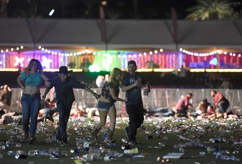 Hiện trường kinh hoàng vụ xả súng làm ít nhất 250 người thương vong ở Las Vegas - Ảnh 8