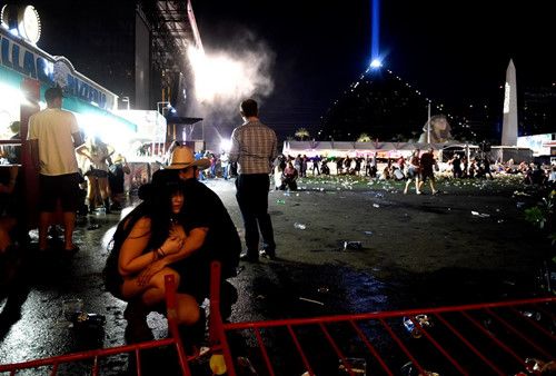 ‘Trút đạn như mưa’ vào khu sòng bài Las Vegas, ít nhất 250 người thương vong - Ảnh 9