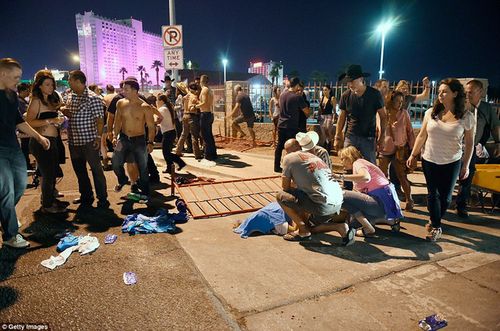 Hiện trường kinh hoàng vụ xả súng làm ít nhất 250 người thương vong ở Las Vegas - Ảnh 4