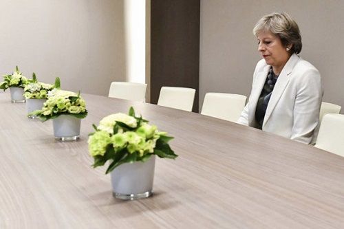 Thủ tướng Anh ngồi 1 mình trong phòng họp gây xôn xao mạng xã hội - Ảnh 1