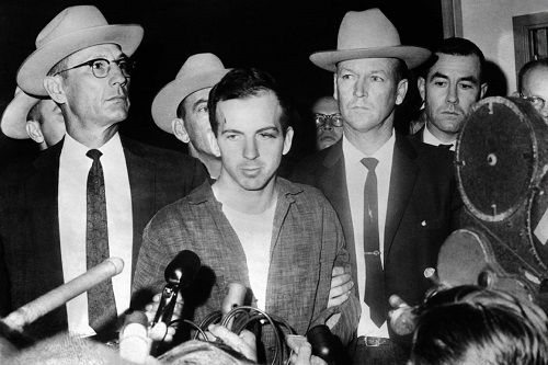 Các nghi vấn không có lời giải của CIA về động cơ vụ ám sát ông Kennedy - Ảnh 3