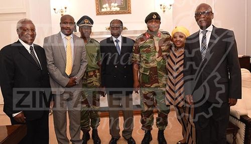 Hình ảnh đầu tiên của tổng thống Zimbabwe sau khi bị quản thúc - Ảnh 2