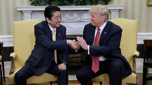 Tổng thống Donald Trump khen Thủ tướng Shinzo Abe tay khoẻ - Ảnh 1