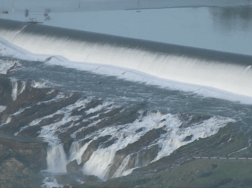 Đập thủy điện cao nhất Mỹ có nguy cơ sập, dân California sơ tán khẩn cấp - Ảnh 1
