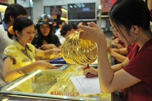 Giá vàng hôm nay ngày 14/2: Vàng SJC bất ngờ xuống mức 36 triệu đồng/lượng - Ảnh 1