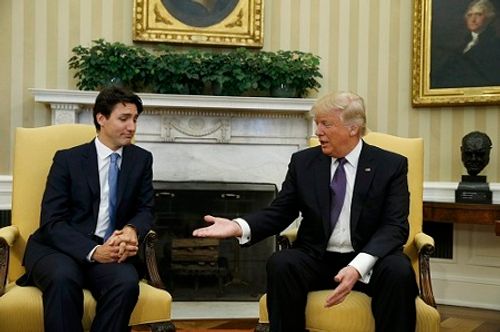 Thủ tướng Canada bị chụp ảnh bĩu môi khi bắt tay Tổng thống Trump - Ảnh 1