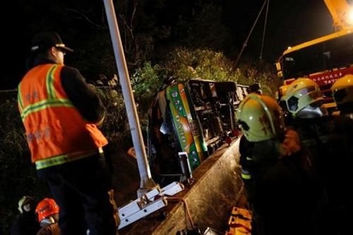 Xe buýt lật tại Đài Loan, 32 người thiệt mạng - Ảnh 1