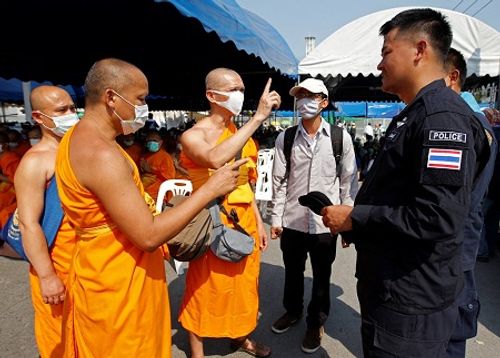 Cảnh sát Thái phong tỏa ngôi chùa để tìm nhà sư tham nhũng - Ảnh 1