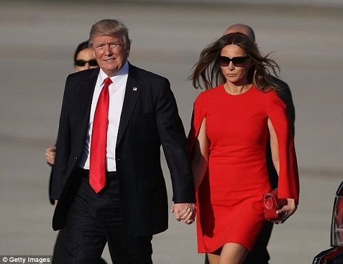 Hé lộ lý do Tổng thống Donald Trump tránh nắm tay vợ nơi công cộng - Ảnh 1