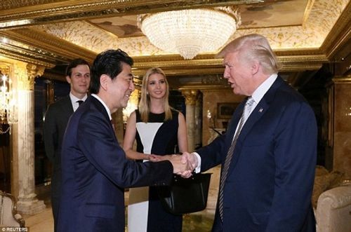Tổng thống Donald Trump sẽ chơi golf với Thủ tướng Shinzo Abe - Ảnh 1