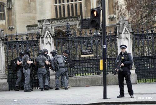 [Trực Tiếp] Lao xe, nổ súng kinh hoàng bên ngoài tòa nhà Quốc hội Anh - Ảnh 6