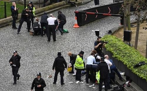 'Tấn công khủng bố' bên ngoài tòa nhà Quốc hội Anh, ít nhất 24 người thương vong - Ảnh 1