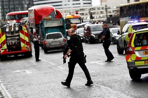 Bắt giữ 7 đối tượng liên quan đến vụ khủng bố ở London - Ảnh 1