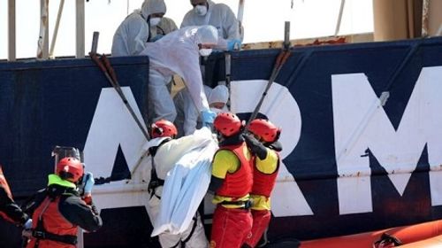 Chìm tàu ngoài khơi biển Libya, hơn 200 người có thể đã chết - Ảnh 1