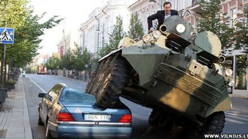 Dân mạng chia sẻ chóng mặt clip "thị trưởng dùng xe thiết giáp xử lý xe đỗ sai" - Ảnh 1