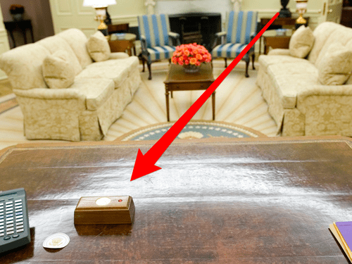 Giải mã chiếc nút đỏ trên bàn làm việc của Tổng thống Trump - Ảnh 1