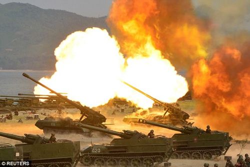 Triều Tiên công bố video nã 300 quả pháo làm rung chuyển bờ biển - Ảnh 1