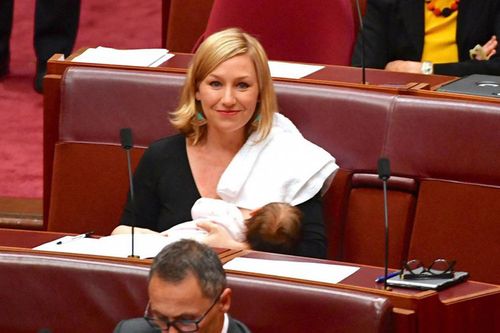 Thượng nghị sĩ Australia cho con bú ngay ở phòng họp quốc hội - Ảnh 1