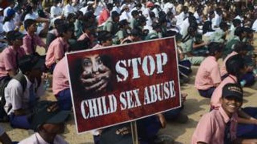 Bé 10 tuổi ở Ấn Độ bị bố dượng cưỡng hiếp đến có thai - Ảnh 1