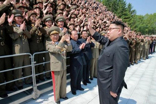 Ông Kim Jong-Un phê chuẩn việc triển khai tên lửa thế hệ mới - Ảnh 1