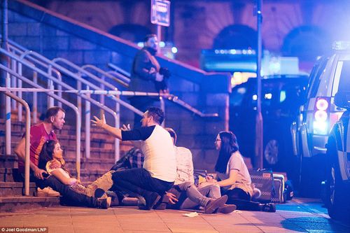 Nổ lớn nghi đánh bom liều chết tại Manchester, ít nhất 19 người chết - Ảnh 2
