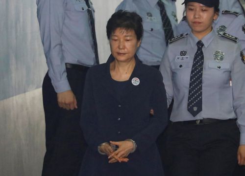 Cựu tổng thống Park Geun Hye bị còng tay khi ra tòa - Ảnh 1