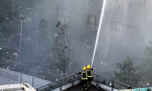 Bàng hoàng hình ảnh tòa tháp 27 tầng ở London sau khi ngọn lửa thui rụi - Ảnh 17